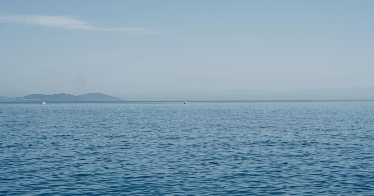 Horizonte visto sobre o mar em dia claro