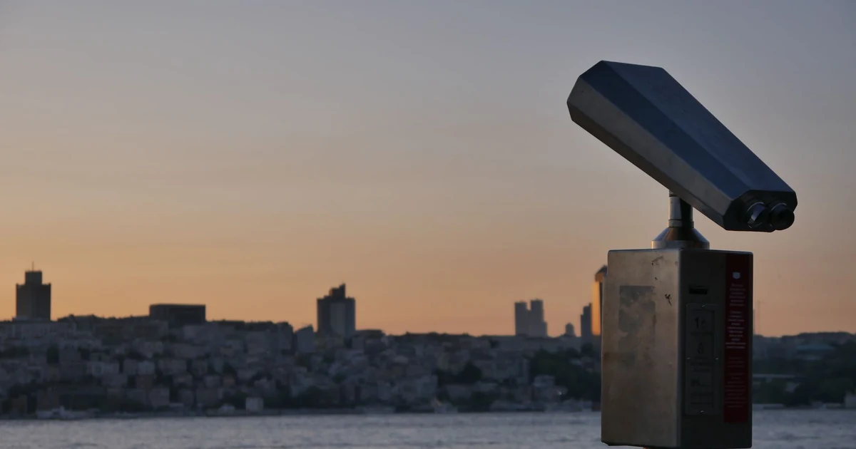 Binóculo de objetiva grande usado ao entardecer