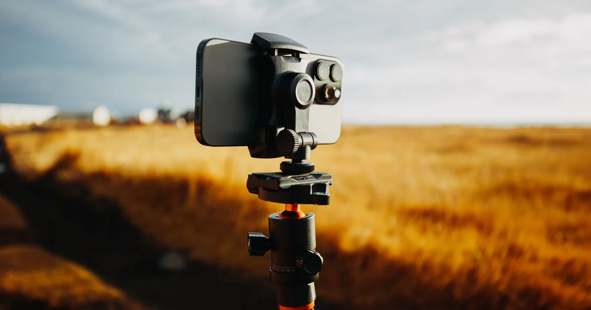 Celular fixado em um suporte adaptador